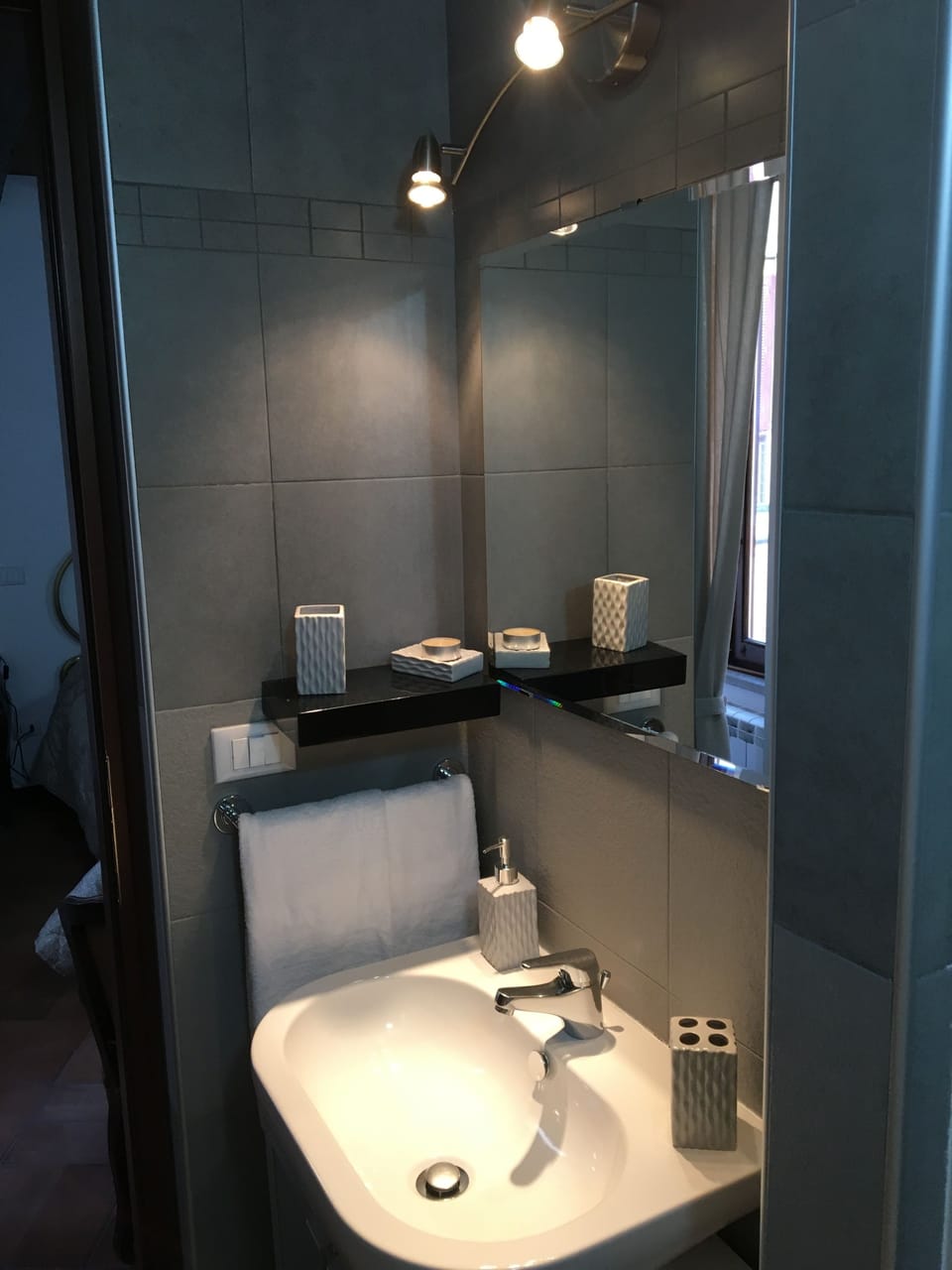 Double Room, Ensuite (marrone) | Bathroom | Shower, bidet, towels, toilet paper