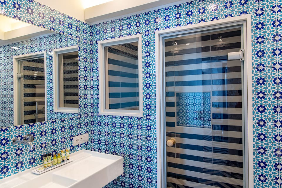 Junior Suite, Sea View | Bathroom | Free toiletries, hair dryer, slippers, bidet