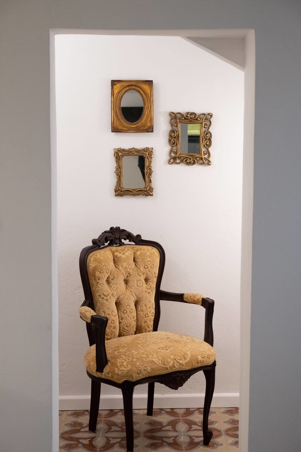 Standard Triple Room | Living area | Smart TV, Netflix