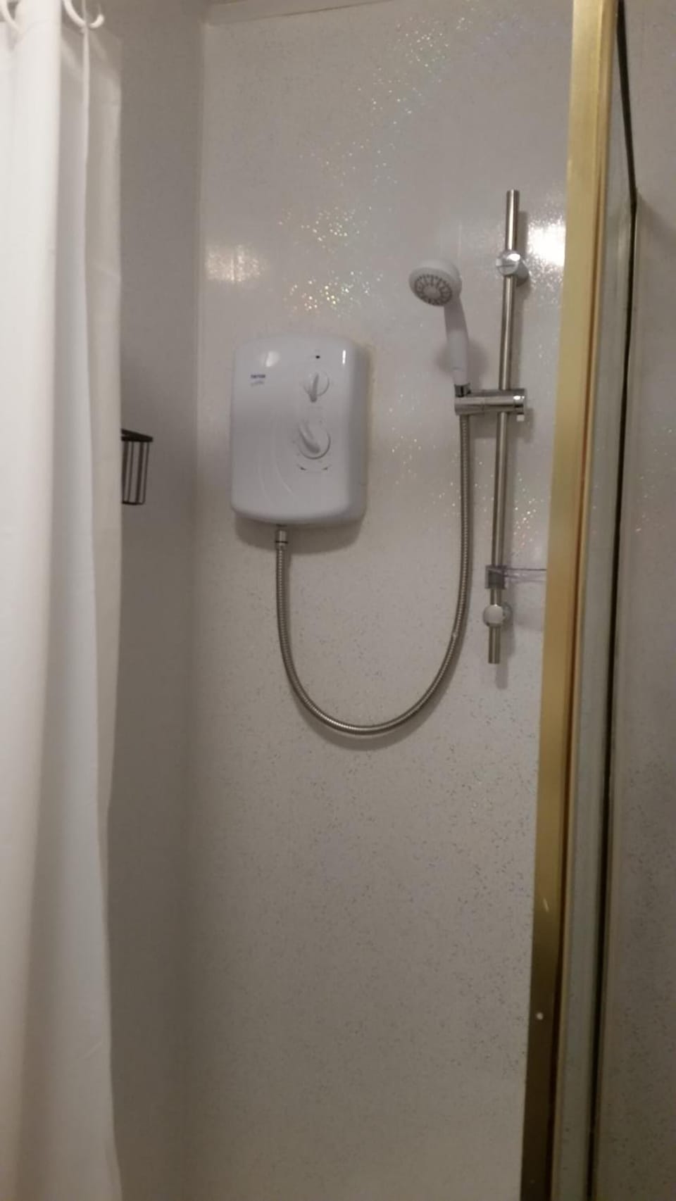 Shower, rainfall showerhead, free toiletries, hair dryer