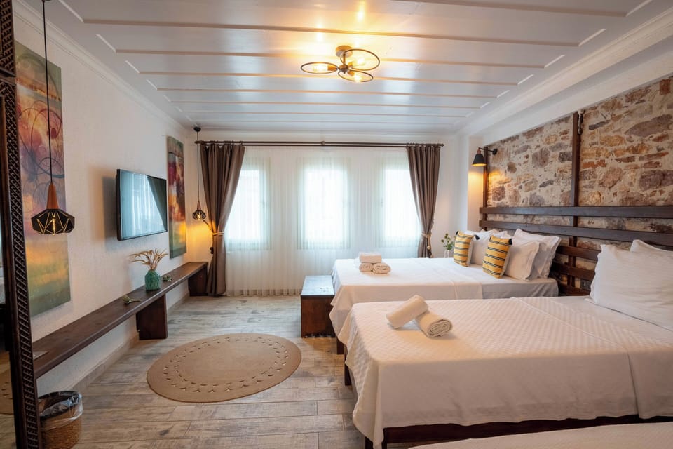 Family Quadruple Room | Desk, free WiFi, bed sheets