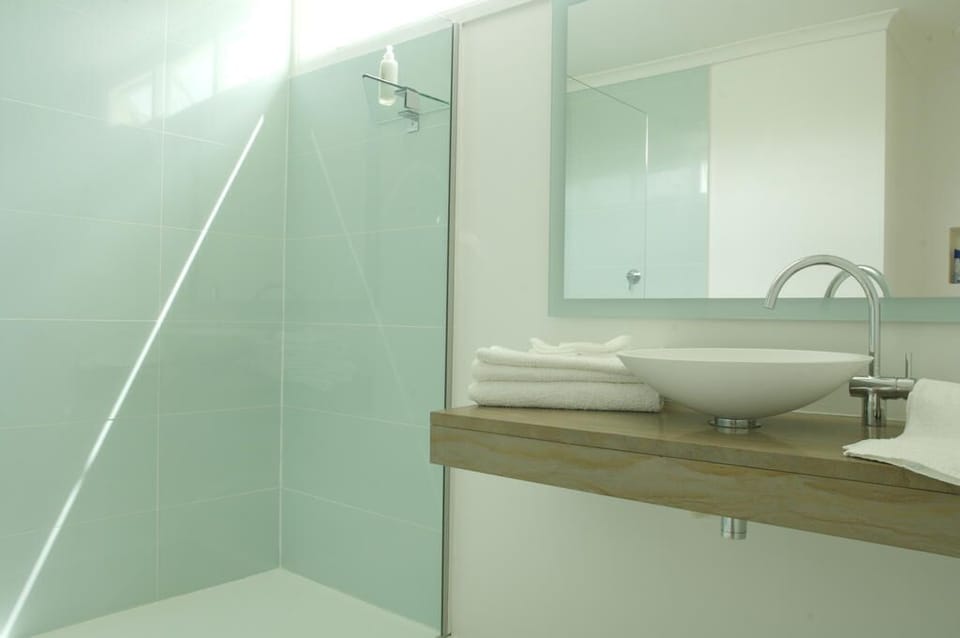 Standard Double/Twin Room with Sea View (5) | Bathroom | Free toiletries, hair dryer, towels