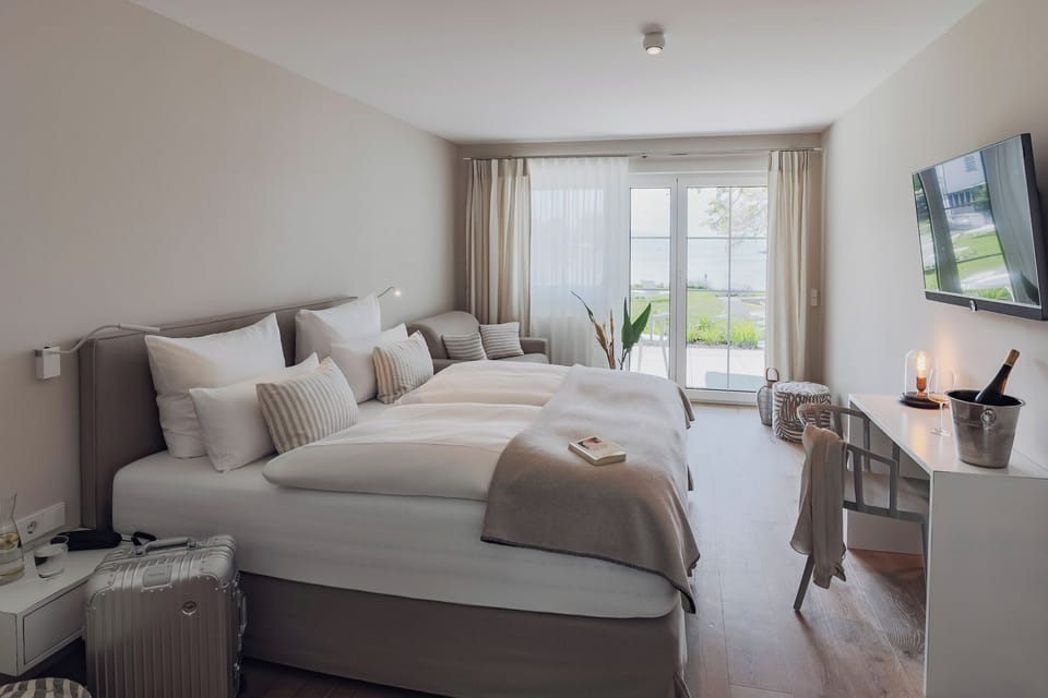 Comfort-Doppelzimmer Seeseite | In-room safe, free WiFi, bed sheets