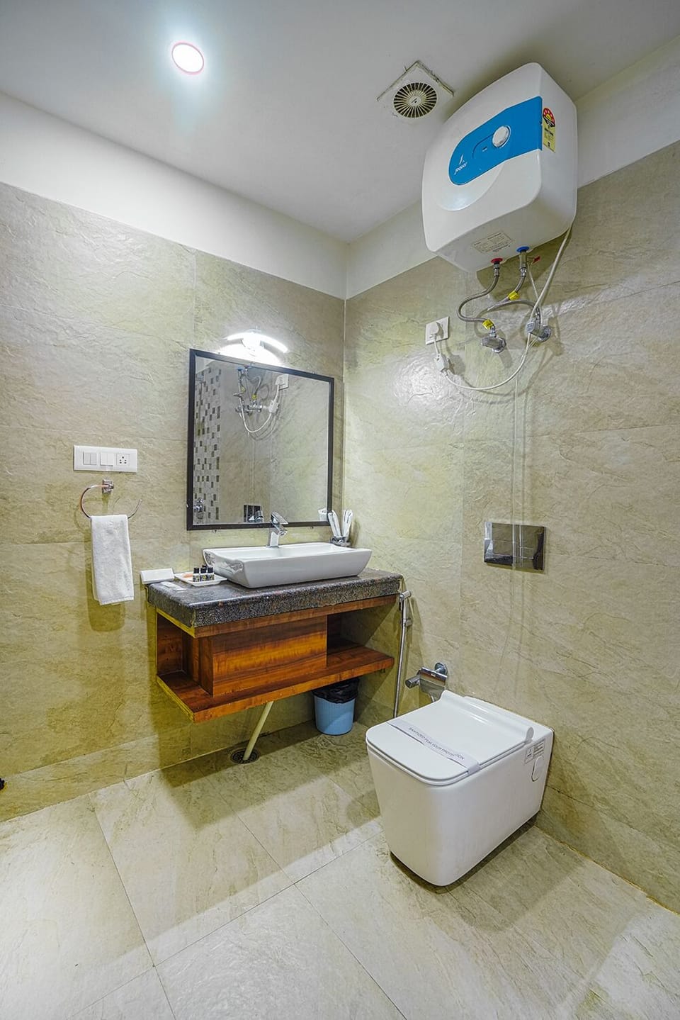 Family Suite | Bathroom | Slippers, towels