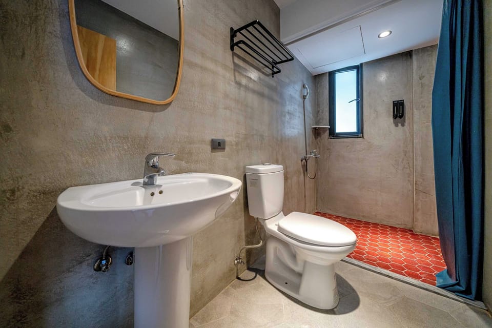Shower, rainfall showerhead, free toiletries, hair dryer