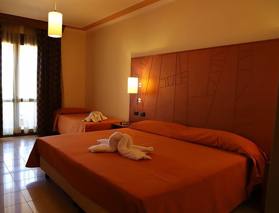 Triple Room | Blackout drapes, WiFi (free), bed sheets