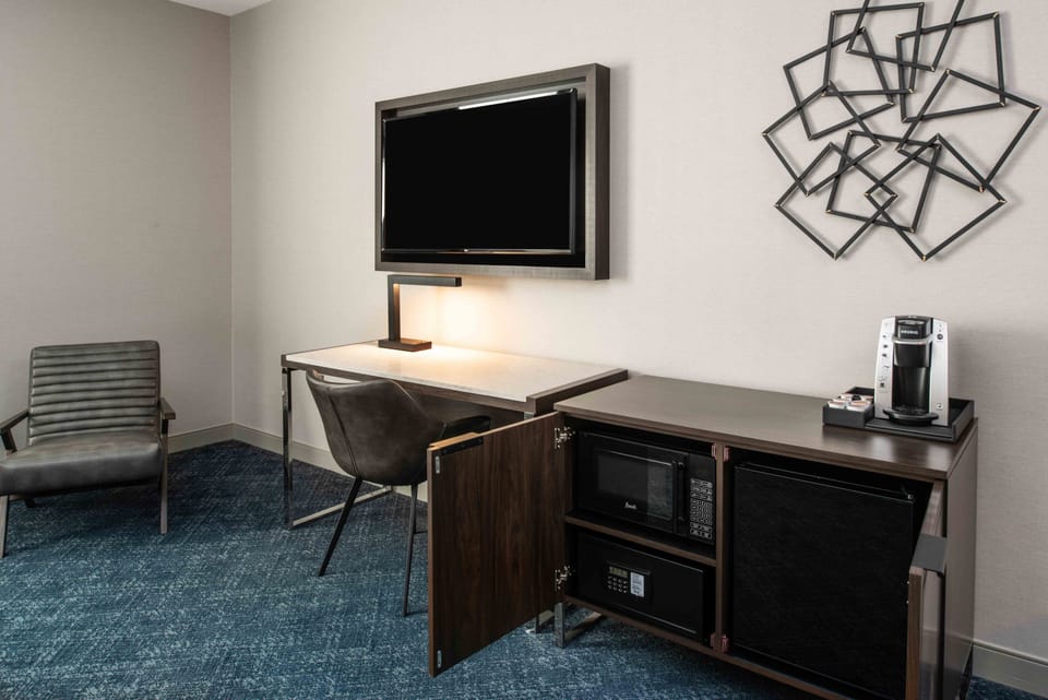 1 bedroom, in-room safe, desk, blackout drapes