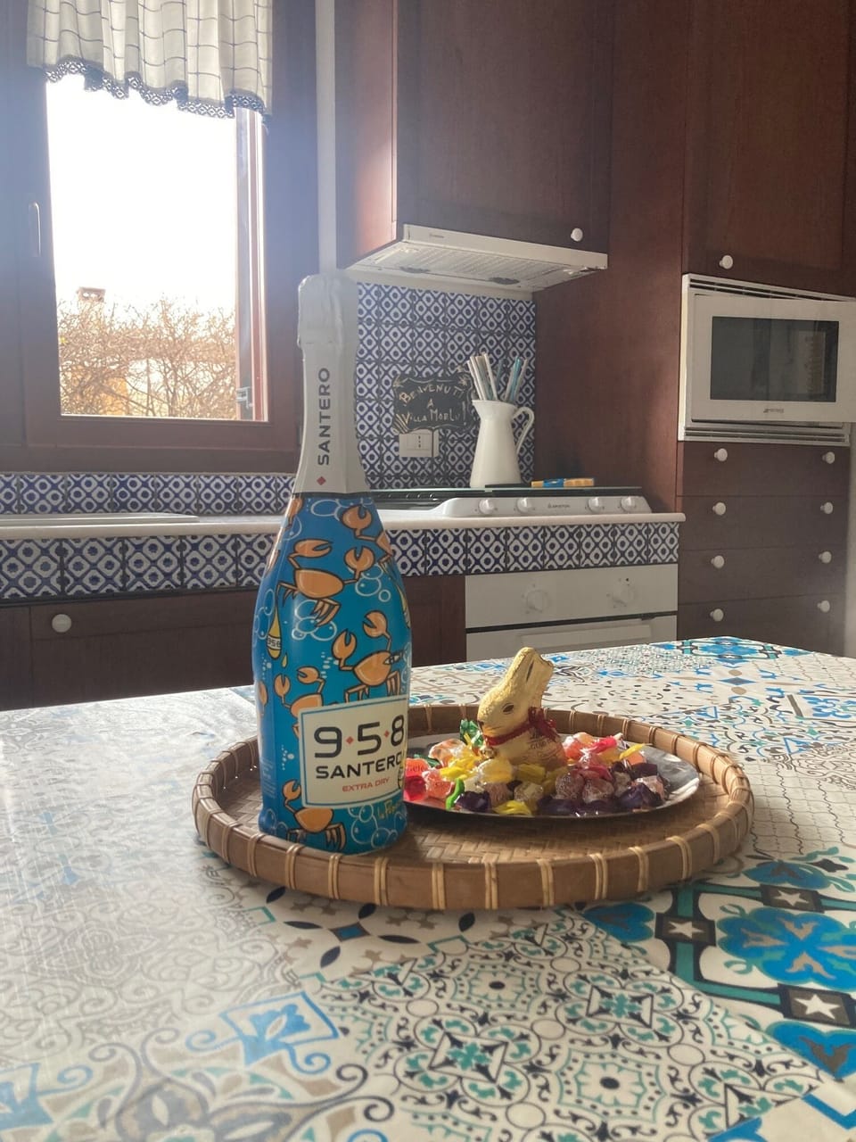 Coffee/tea maker, full-size fridge, microwave, oven