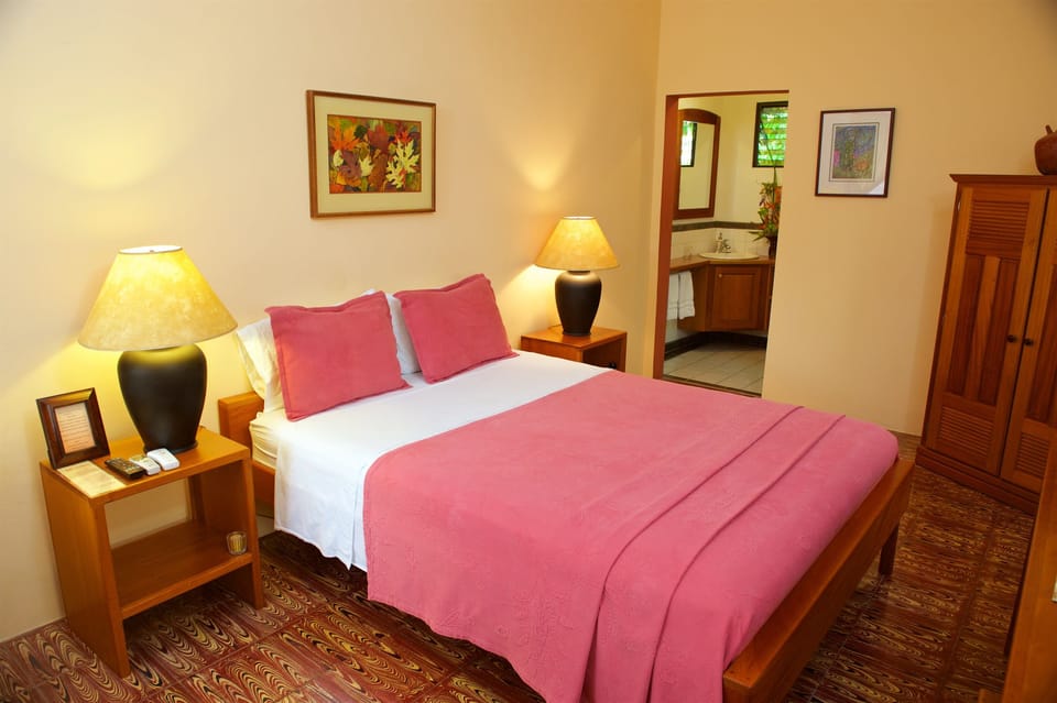 Double Room, 1 Queen Bed, Ocean View (Queen Room) | WiFi (free), bed sheets