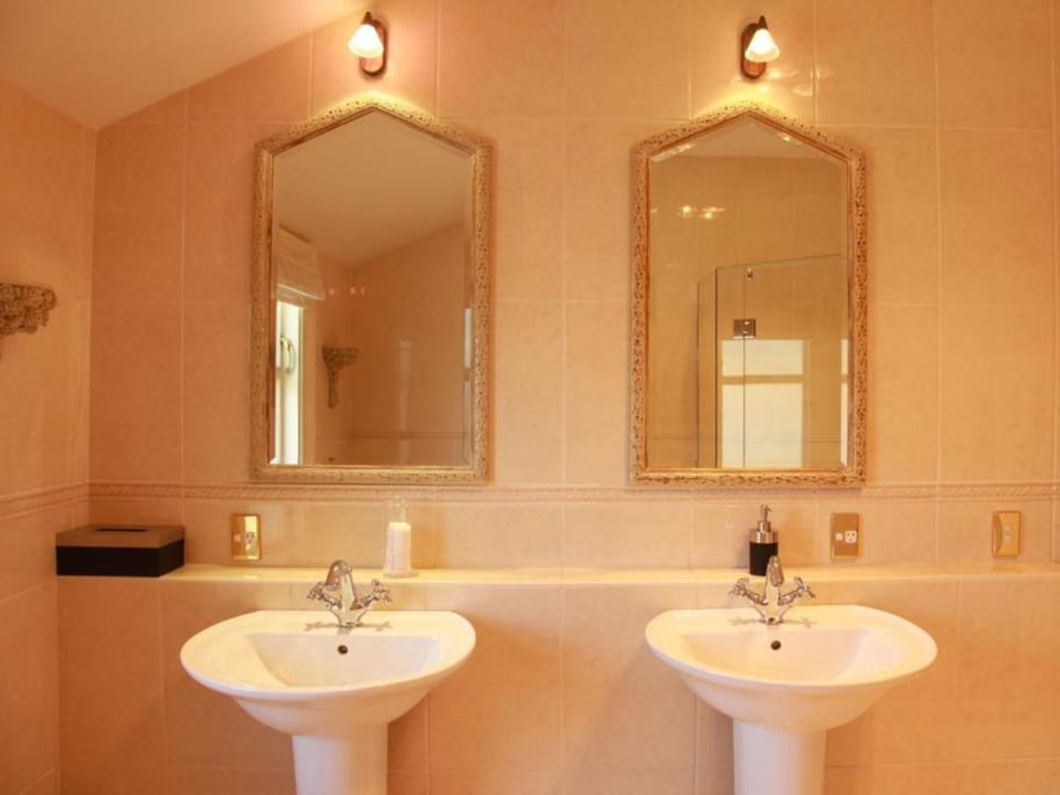 Garden Room | Bathroom | Free toiletries, hair dryer, bathrobes, towels