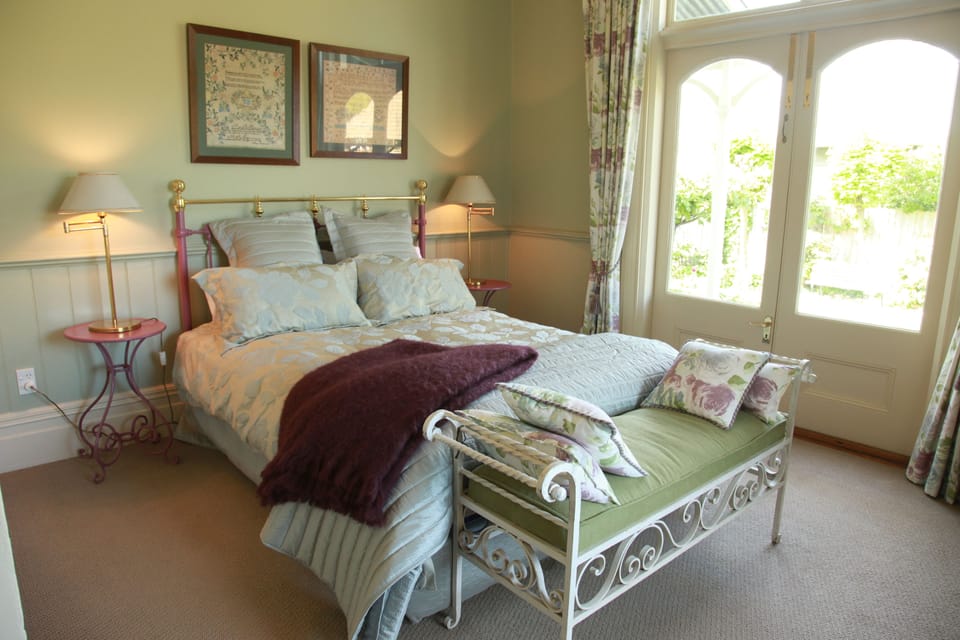 Garden Room | Premium bedding, down comforters, iron/ironing board (on request)