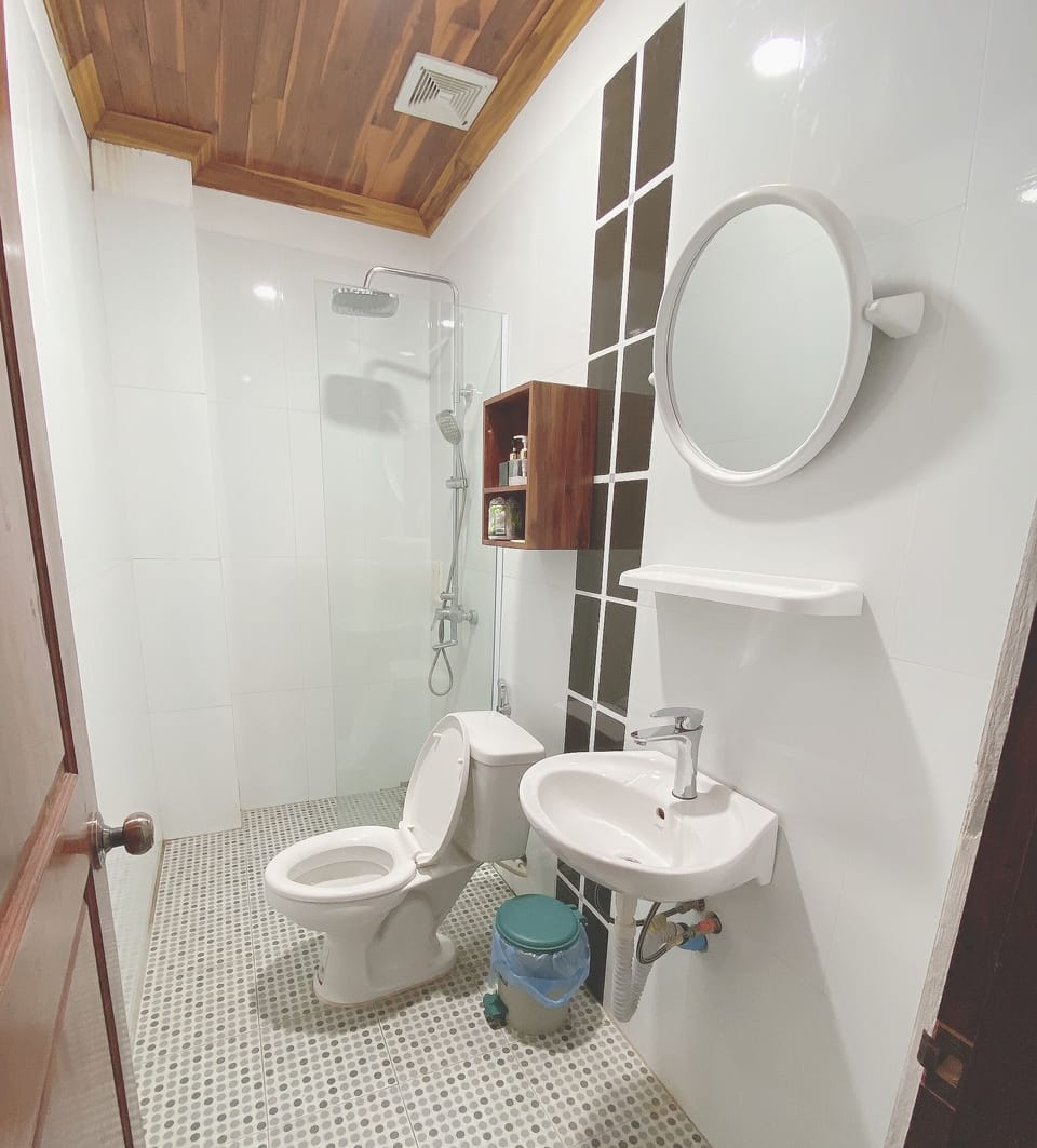 Shower, free toiletries, towels
