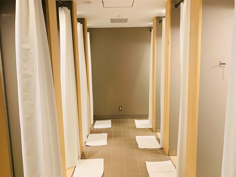 Separate tub and shower, free toiletries, hair dryer, bidet