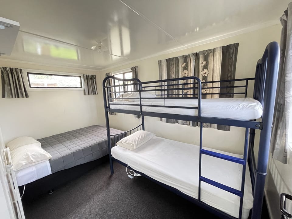 Cabin with shared kitchenette sleeps 4 | Free WiFi