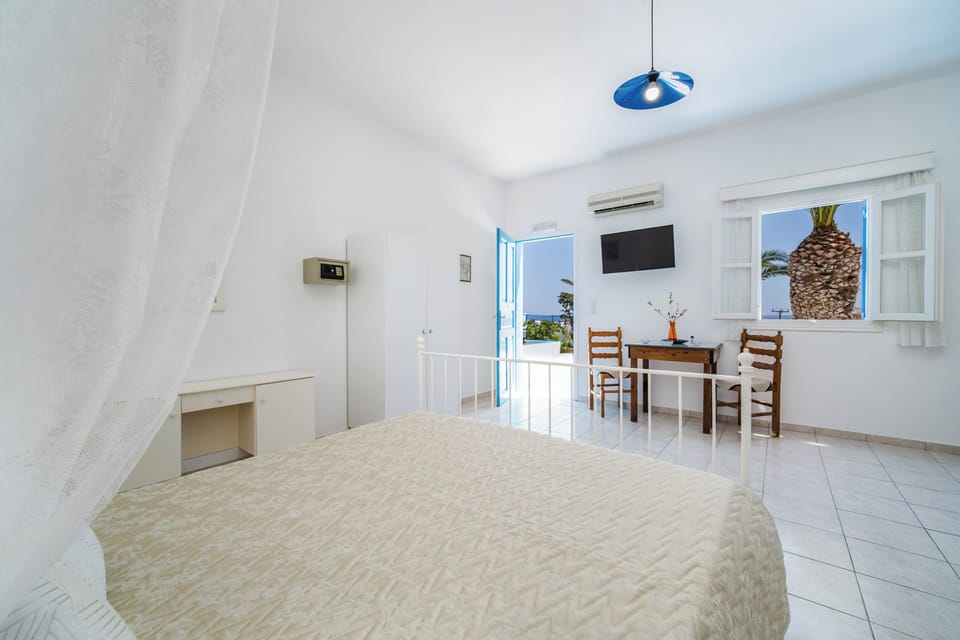 In-room safe, laptop workspace, iron/ironing board, free WiFi