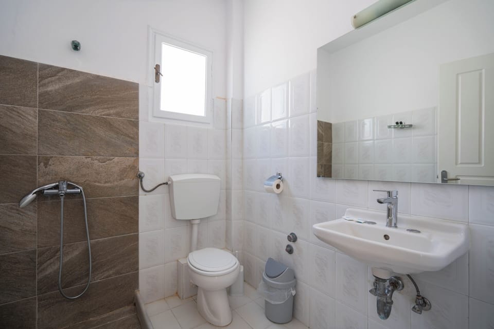 SEA VIEW APARTMENT FOR 4 PERSONS - 5 | Bathroom | Shower, free toiletries, hair dryer, towels
