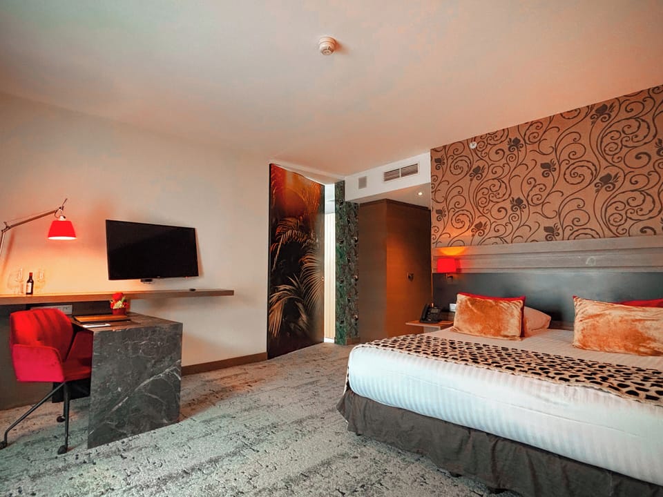 Wellness Suite (with private sauna) | Frette Italian sheets, hypo-allergenic bedding, minibar, in-room safe