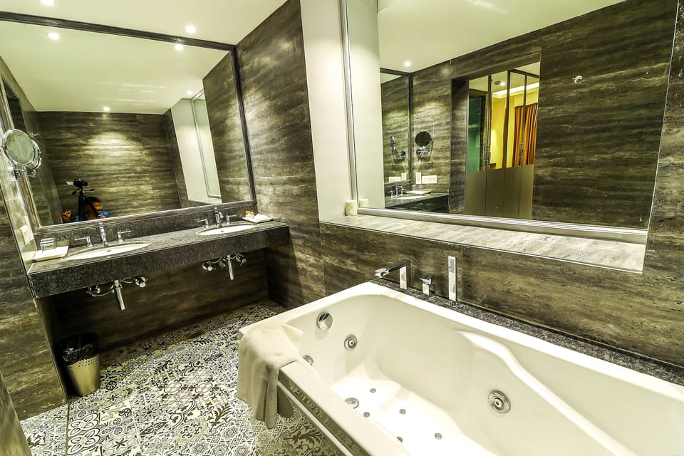 Suite | Bathroom | Shower, free toiletries, towels, soap