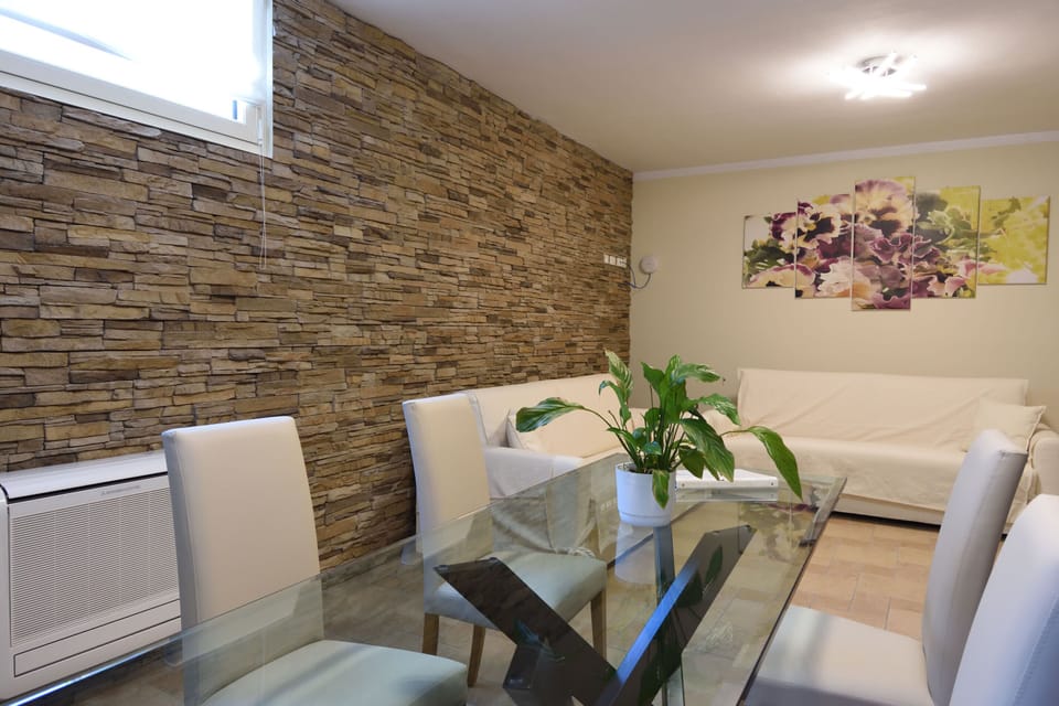 Basic Suite (Apartment Basic Basement - Viola) | In-room safe, desk, laptop workspace, blackout drapes