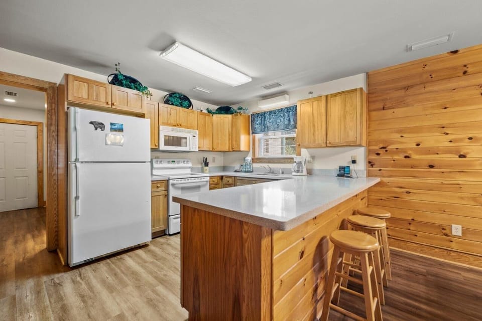 Condo, Multiple Beds, Hot Tub | Private kitchen | Fridge, microwave, oven, stovetop