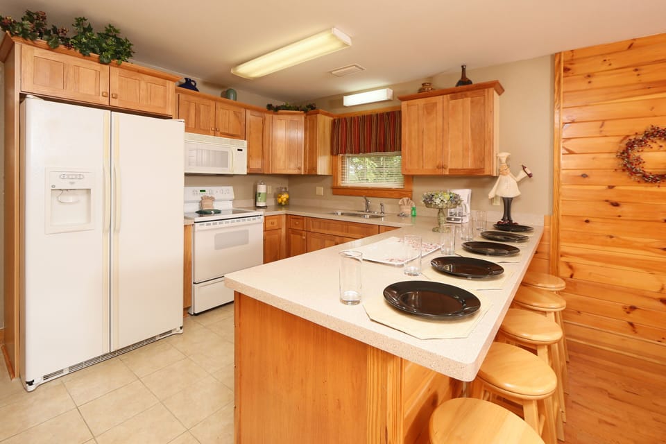 Condo, Multiple Beds, Hot Tub, Mountain View | Private kitchen | Fridge, microwave, oven, stovetop