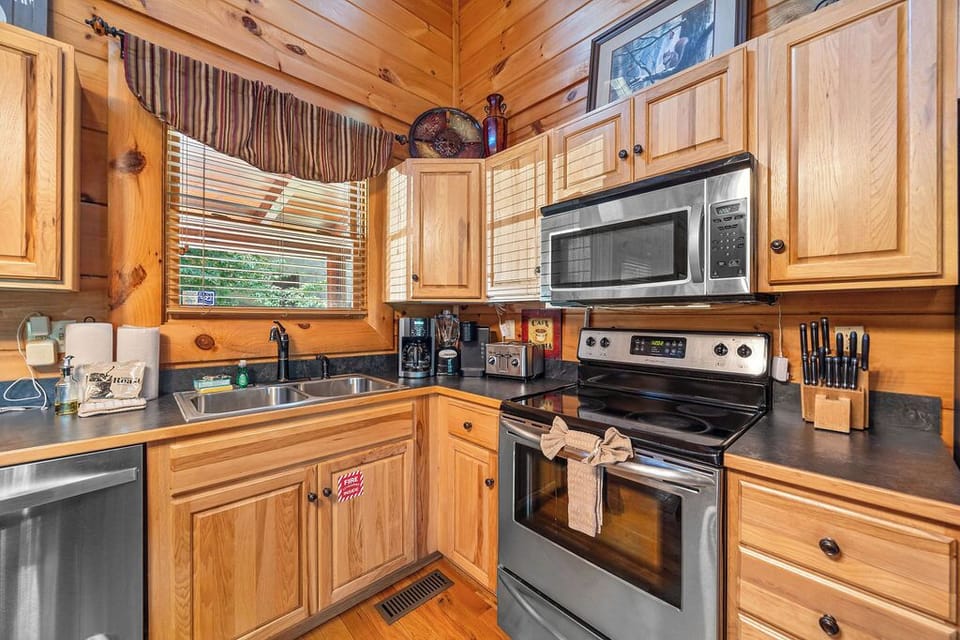 Cabin, Multiple Beds, Hot Tub, Mountain View | Private kitchen | Fridge, microwave, oven, stovetop