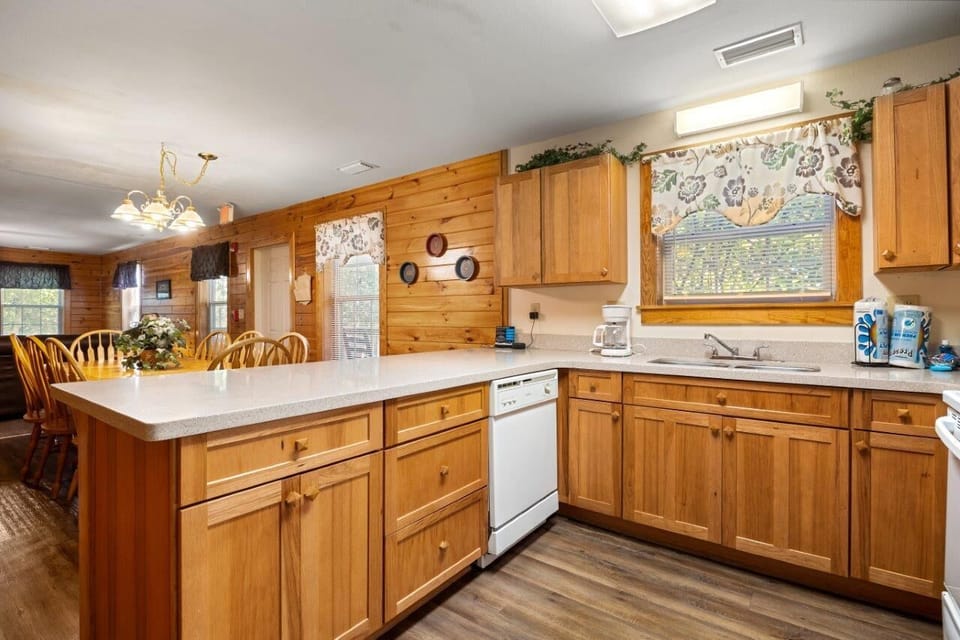 Condo, Multiple Beds, Hot Tub | Private kitchen | Fridge, microwave, oven, stovetop