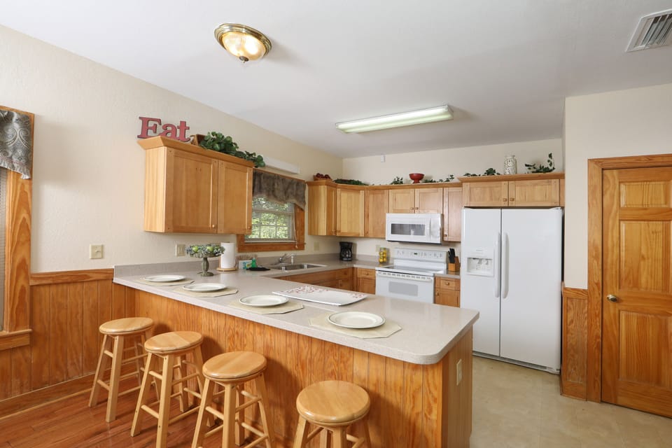 House, Multiple Beds, Hot Tub | Private kitchen | Fridge, microwave, oven, stovetop