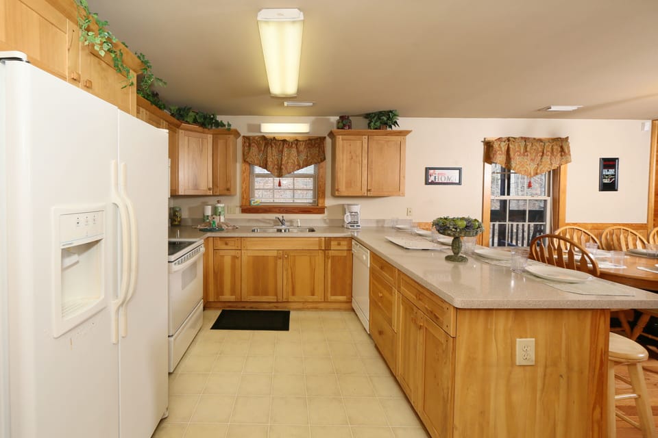 House, Multiple Beds, Hot Tub | Private kitchen | Fridge, microwave, oven, stovetop