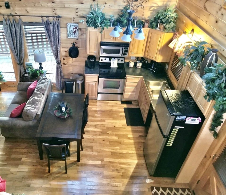 Cabin, Multiple Beds, Hot Tub | Private kitchen | Fridge, microwave, oven, stovetop