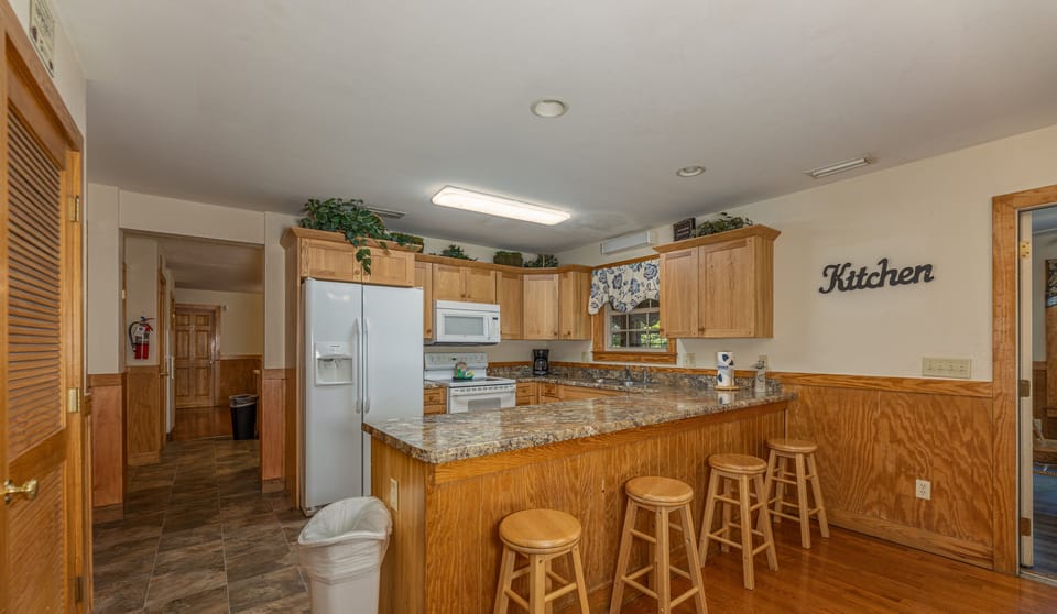House, Multiple Beds, Hot Tub | Private kitchen | Fridge, microwave, oven, stovetop