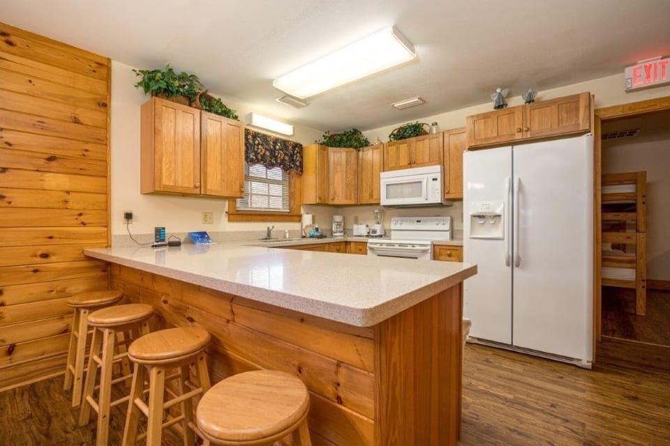 Condo, Multiple Beds, Hot Tub | Private kitchen | Fridge, microwave, oven, stovetop