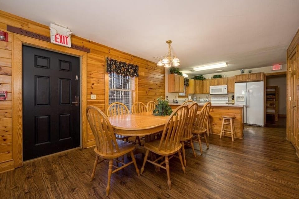 Condo, Multiple Beds, Hot Tub | Dining