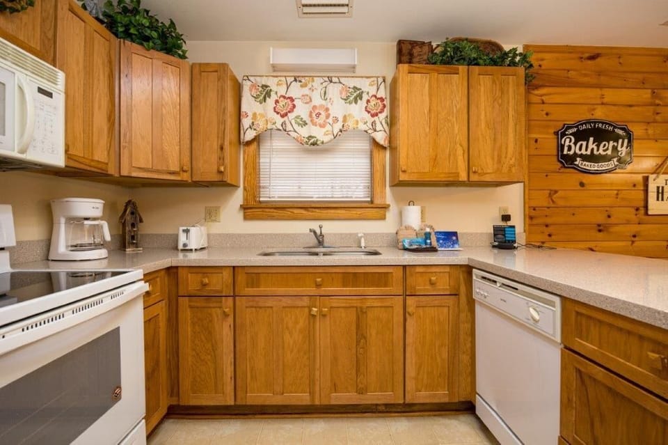 Condo, Multiple Beds, Hot Tub | Private kitchen | Fridge, microwave, oven, stovetop