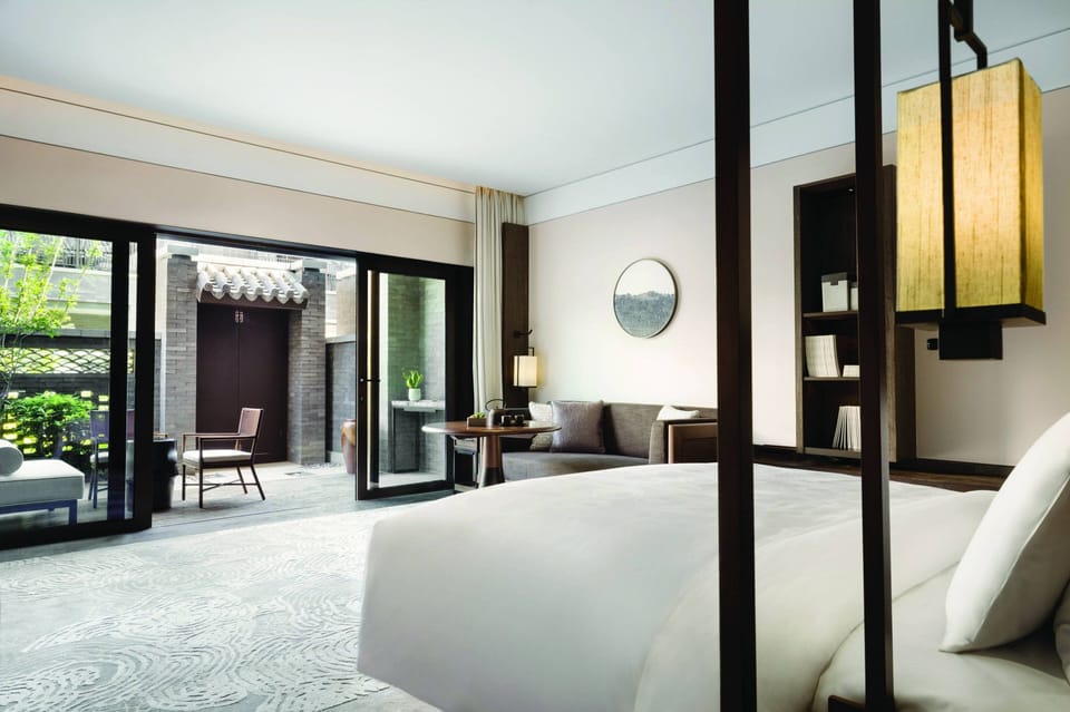 Room, 1 King Bed, Courtyard View (Courtyard Room) | Minibar, in-room safe, desk, iron/ironing board