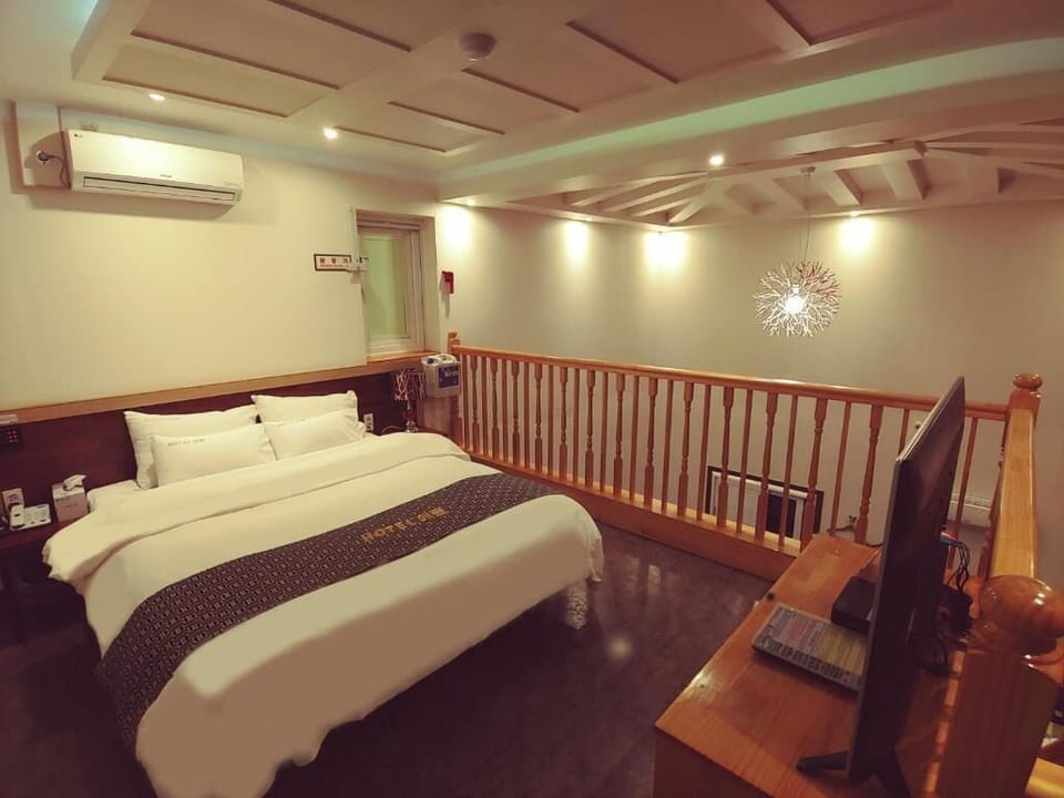 Premium bedding, down comforters, desk, laptop workspace