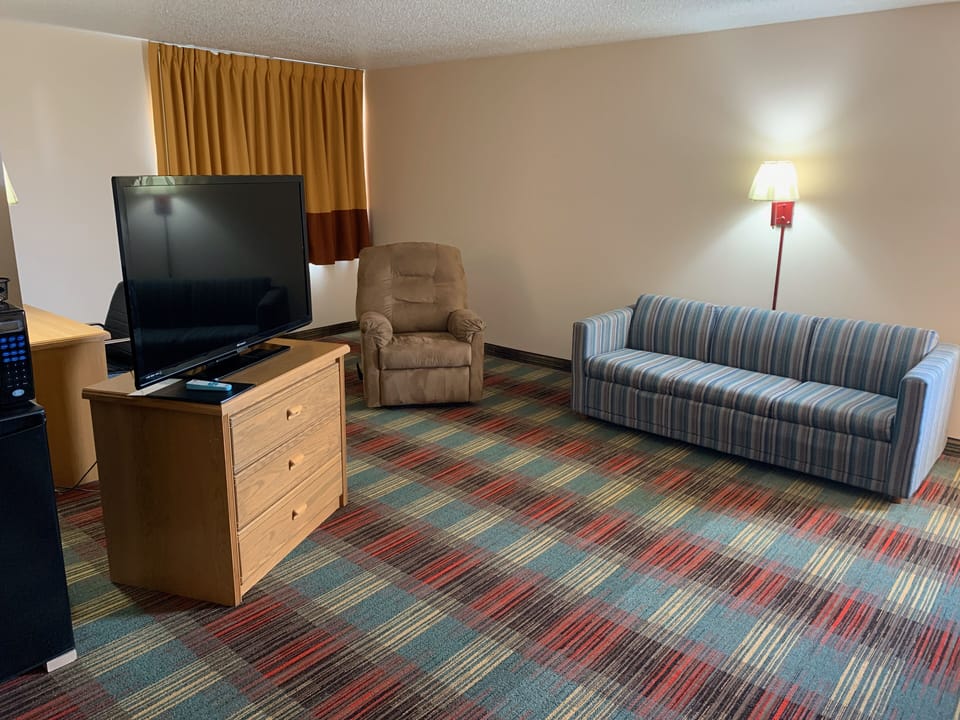 King Suite | Desk, blackout drapes, iron/ironing board, free WiFi