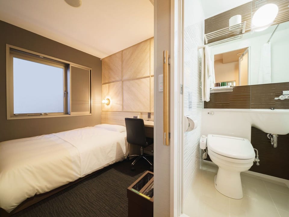 Desk, soundproofing, free WiFi, bed sheets