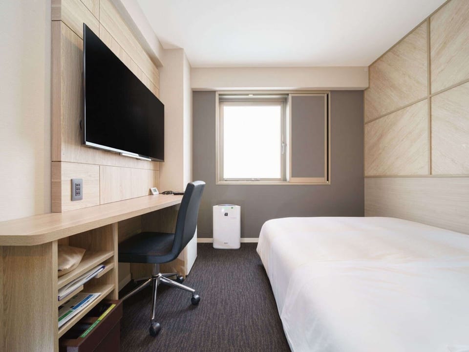 Desk, soundproofing, free WiFi, bed sheets