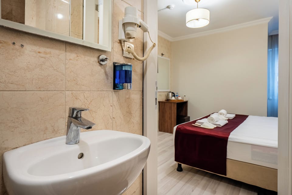 Economy Room | Bathroom | Shower, free toiletries, hair dryer, slippers