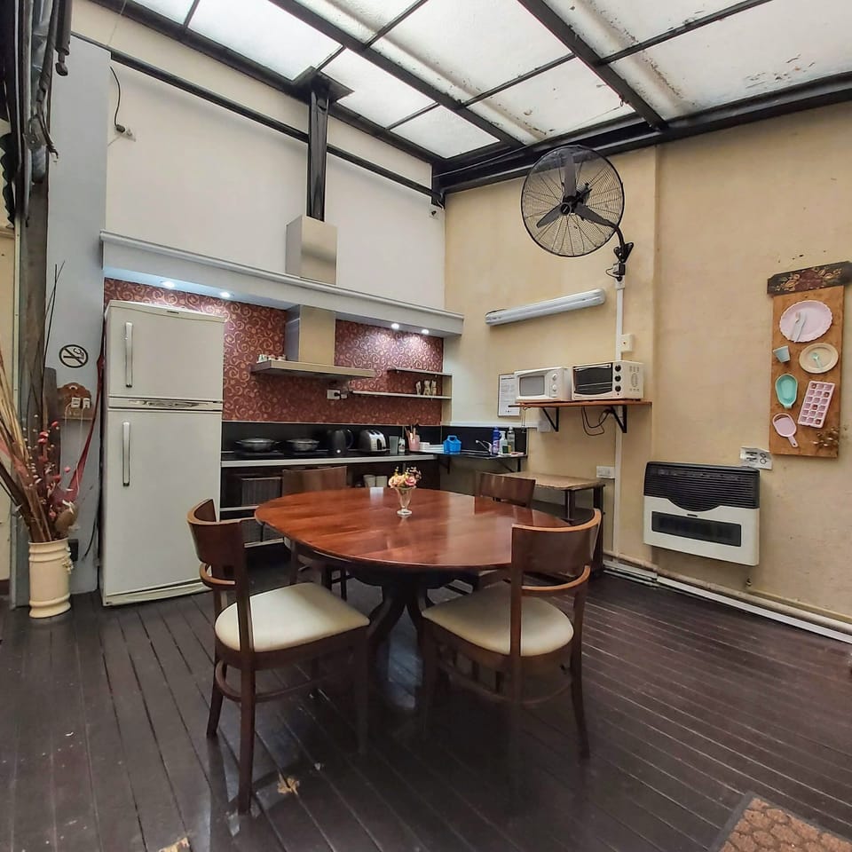 Full-size fridge, microwave, oven, stovetop