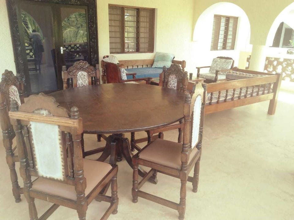 Classic Villa, 6 Bedrooms | In-room dining