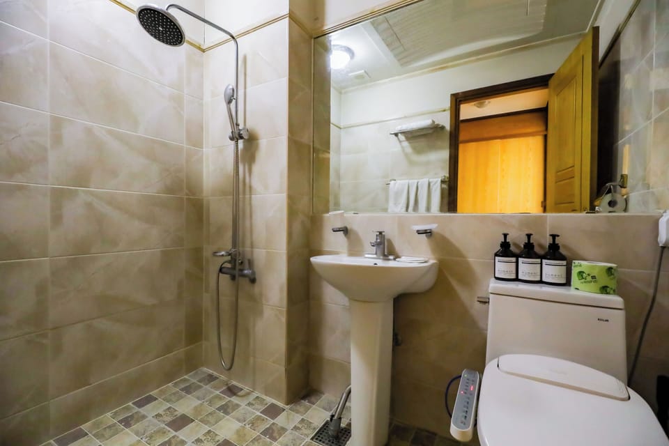 Standard Double Room | Bathroom | Free toiletries, hair dryer, slippers, towels