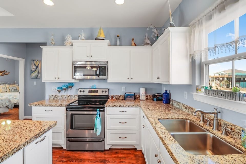 House, 3 Bedrooms | Private kitchen | Fridge, microwave, oven, dishwasher