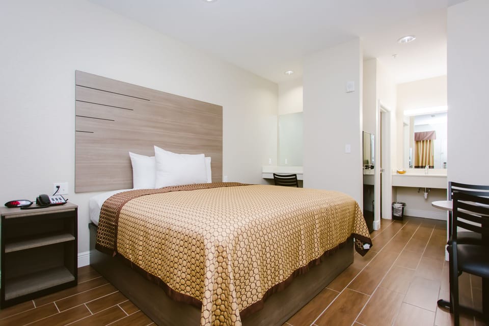 Basic Single Room, 1 King Bed | 1 bedroom, desk, iron/ironing board, free WiFi