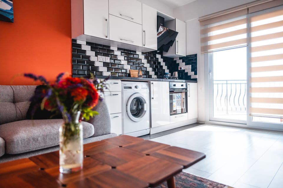 Comfort Suite, 1 Bedroom | Private kitchen | Fridge, oven, stovetop, cookware/dishes/utensils