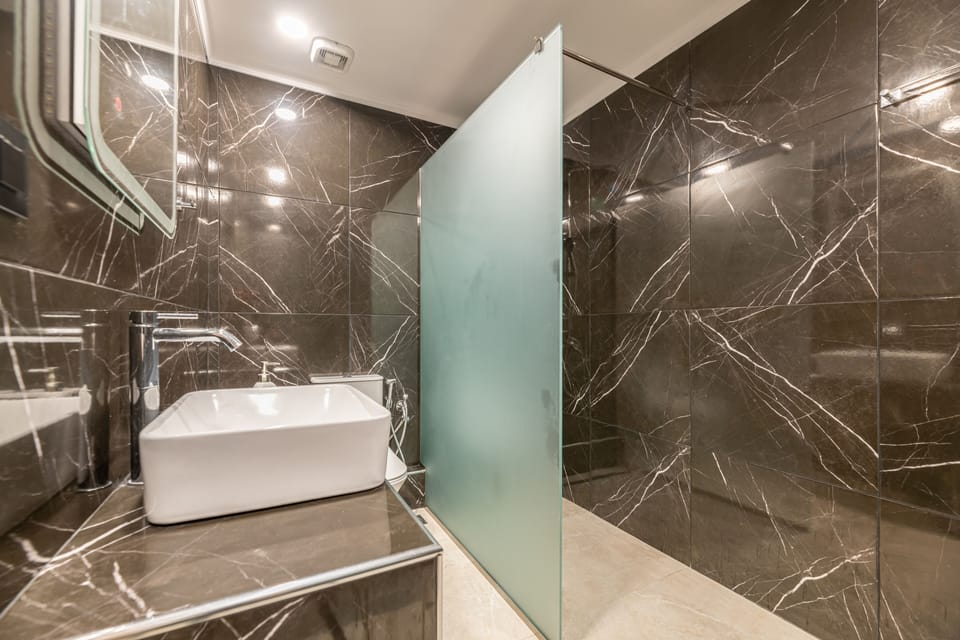 Apartment, 1 Bedroom, Sea View | Bathroom | Shower, hair dryer, towels, toilet paper
