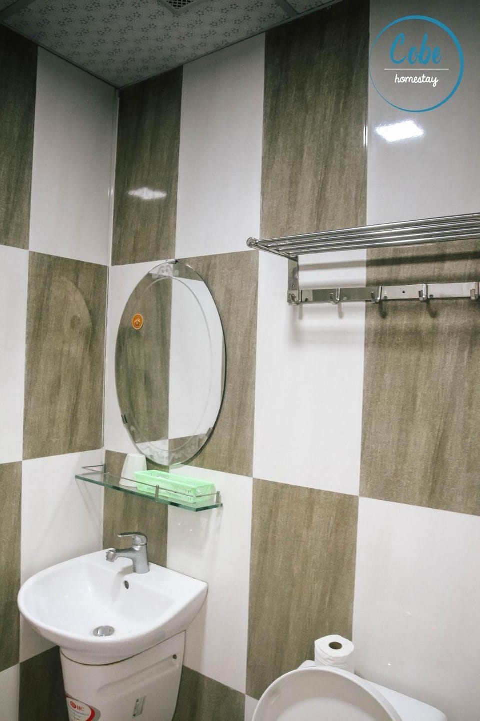 Shower, free toiletries, slippers, bidet