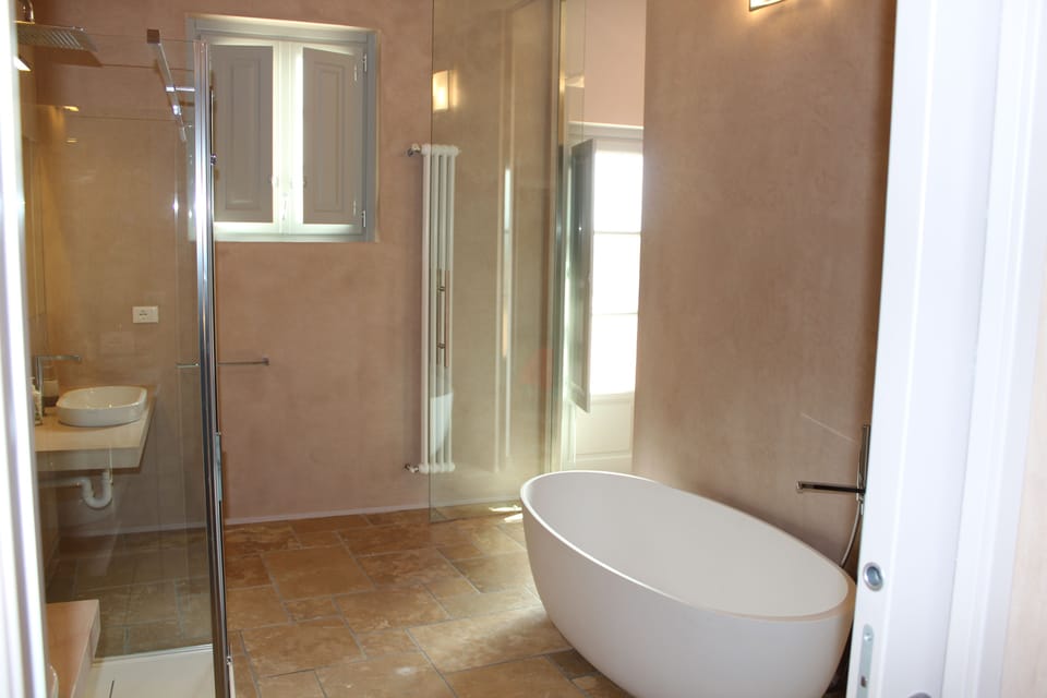 Superior Apartment, 2 Queen Beds (Leonardo) | Bathroom | Shower, hair dryer, bidet, towels