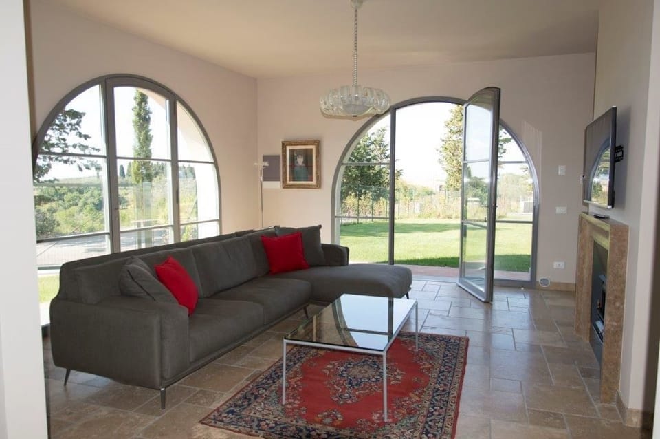 Superior Apartment, 2 Queen Beds (Leonardo) | Living room | Flat-screen TV